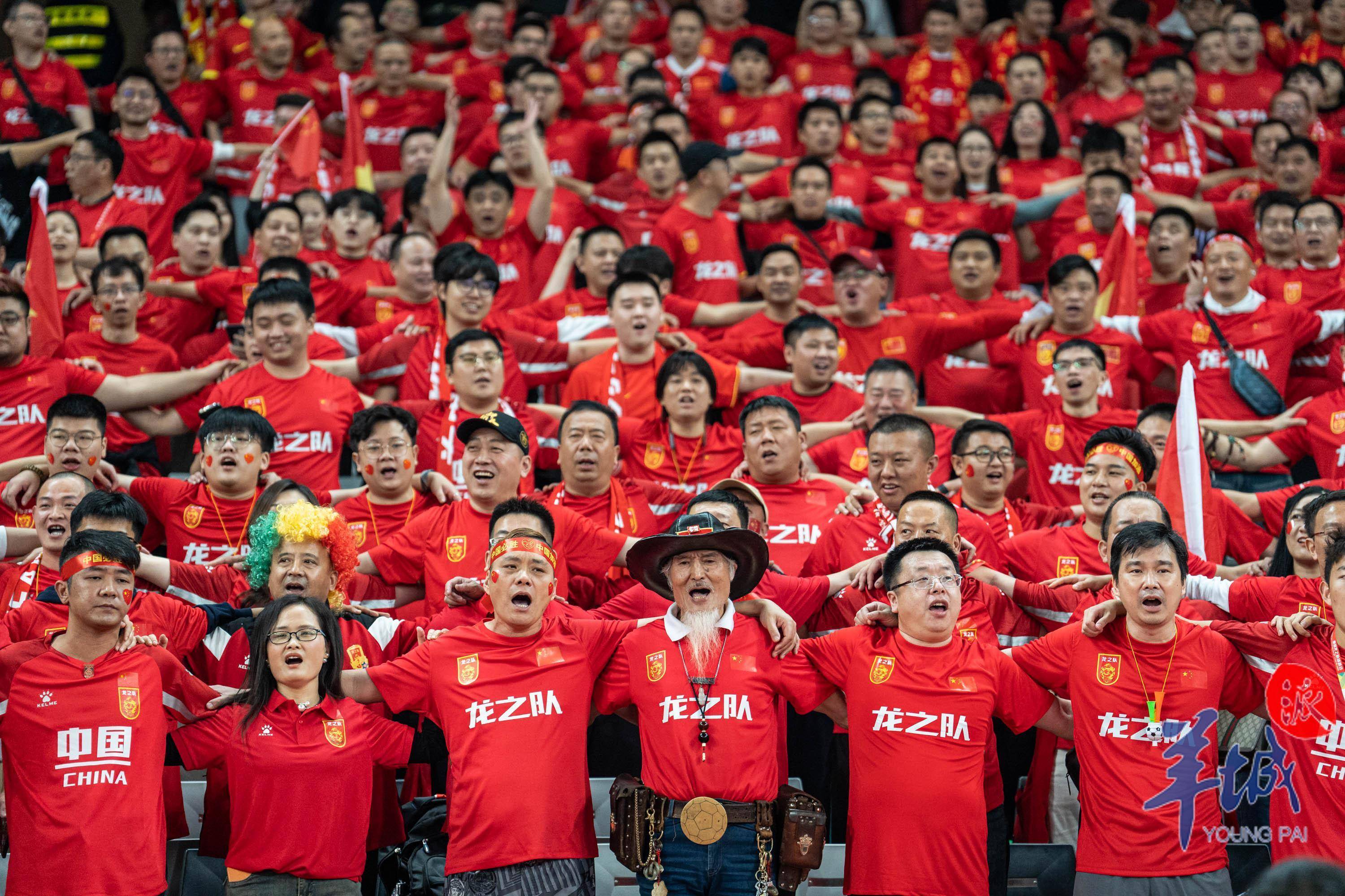 现场氛围：球迷互动带来的火热气氛