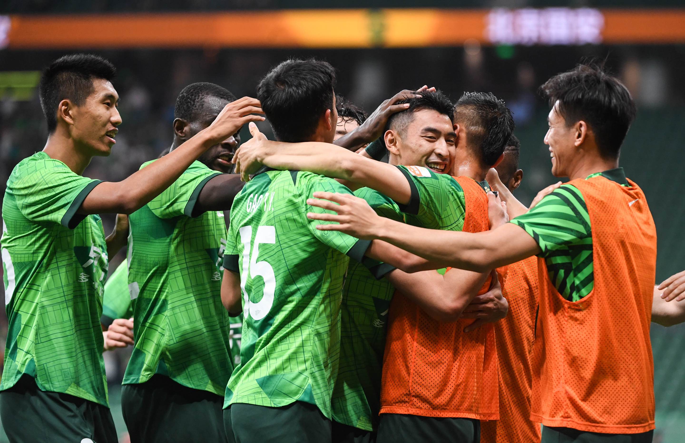 北京国安主场逆转夺冠，球迷欢呼不断的简单介绍