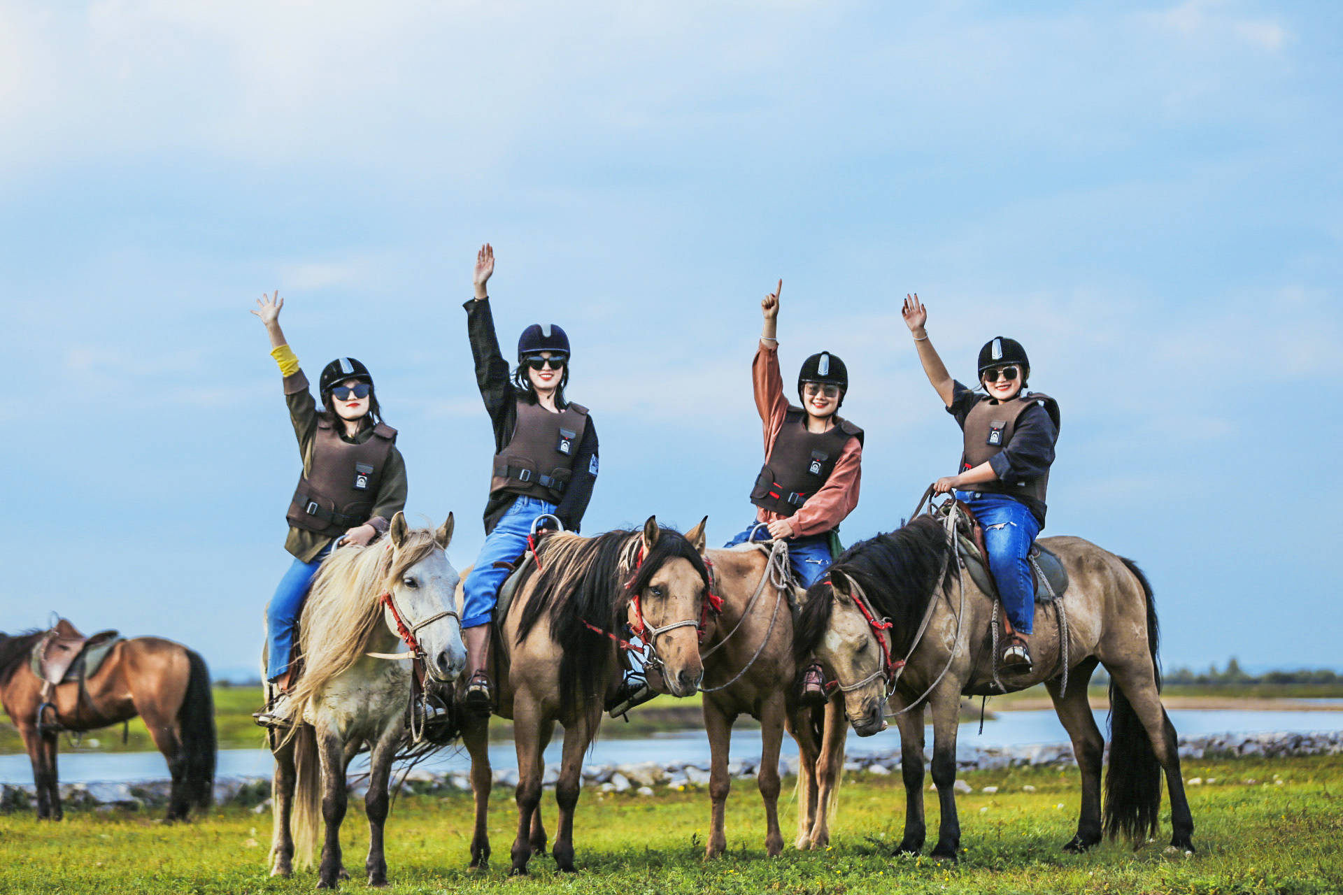 九游游戏中心-特色草原骑马比拼，民族风情与运动激情结合的简单介绍