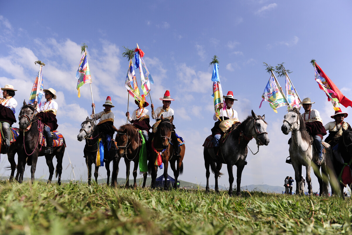 特色草原骑马比拼,民族风情与运动激情结合的简单介绍 特色草原骑马比拼,民族风情与运动激情结合的简单介绍