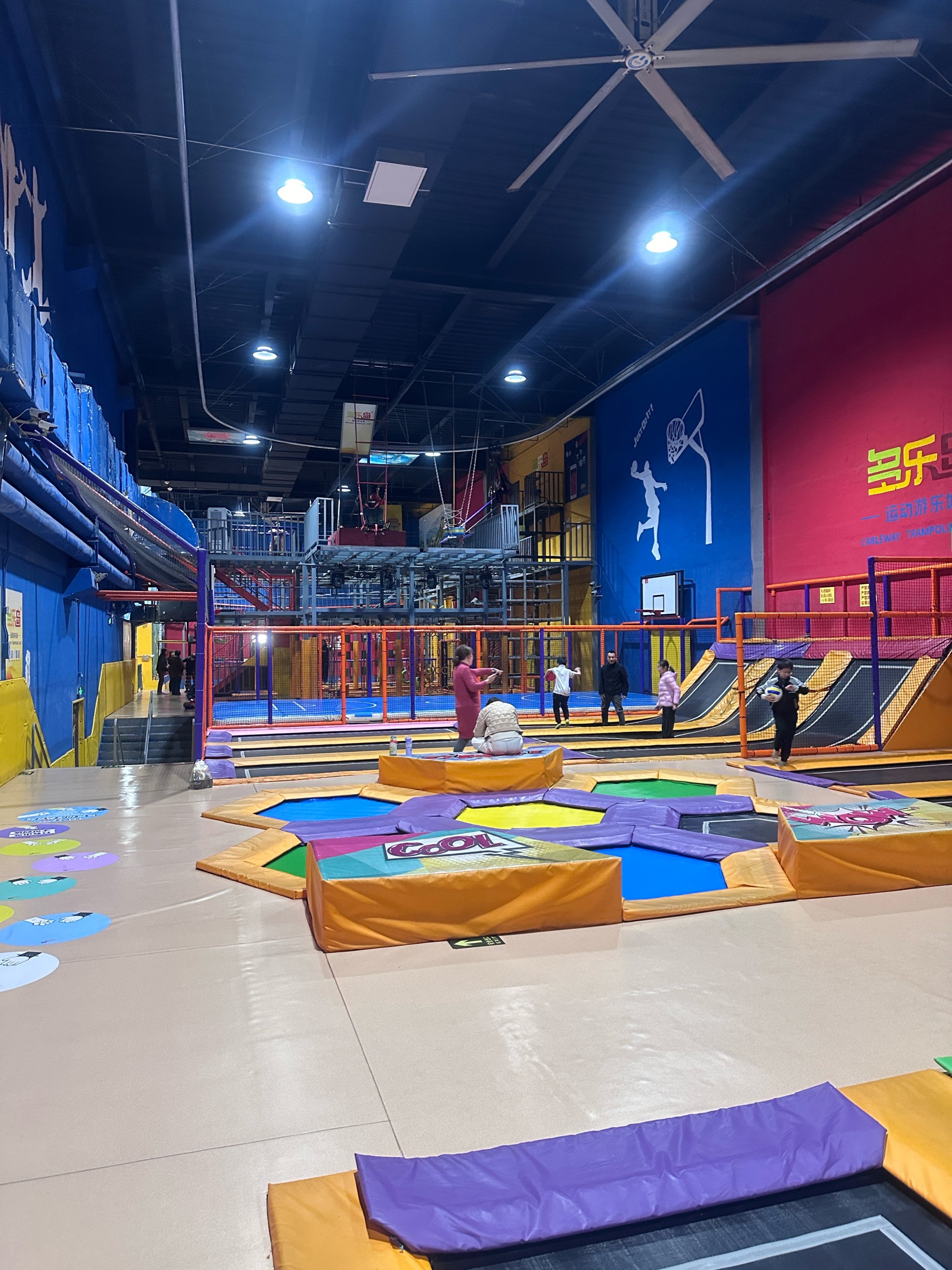 包含室内蹦床华丽秀，空中舞者炫技表演的词条