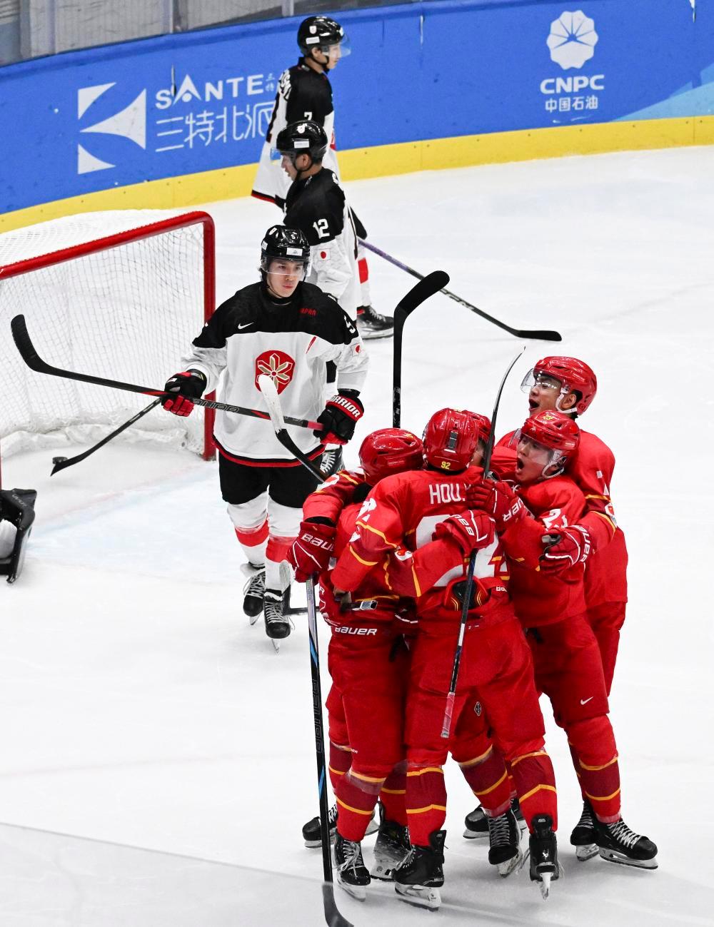 冰球季后赛:冰上角逐进入白热化 冰球季后赛:冰上角逐进入白热化