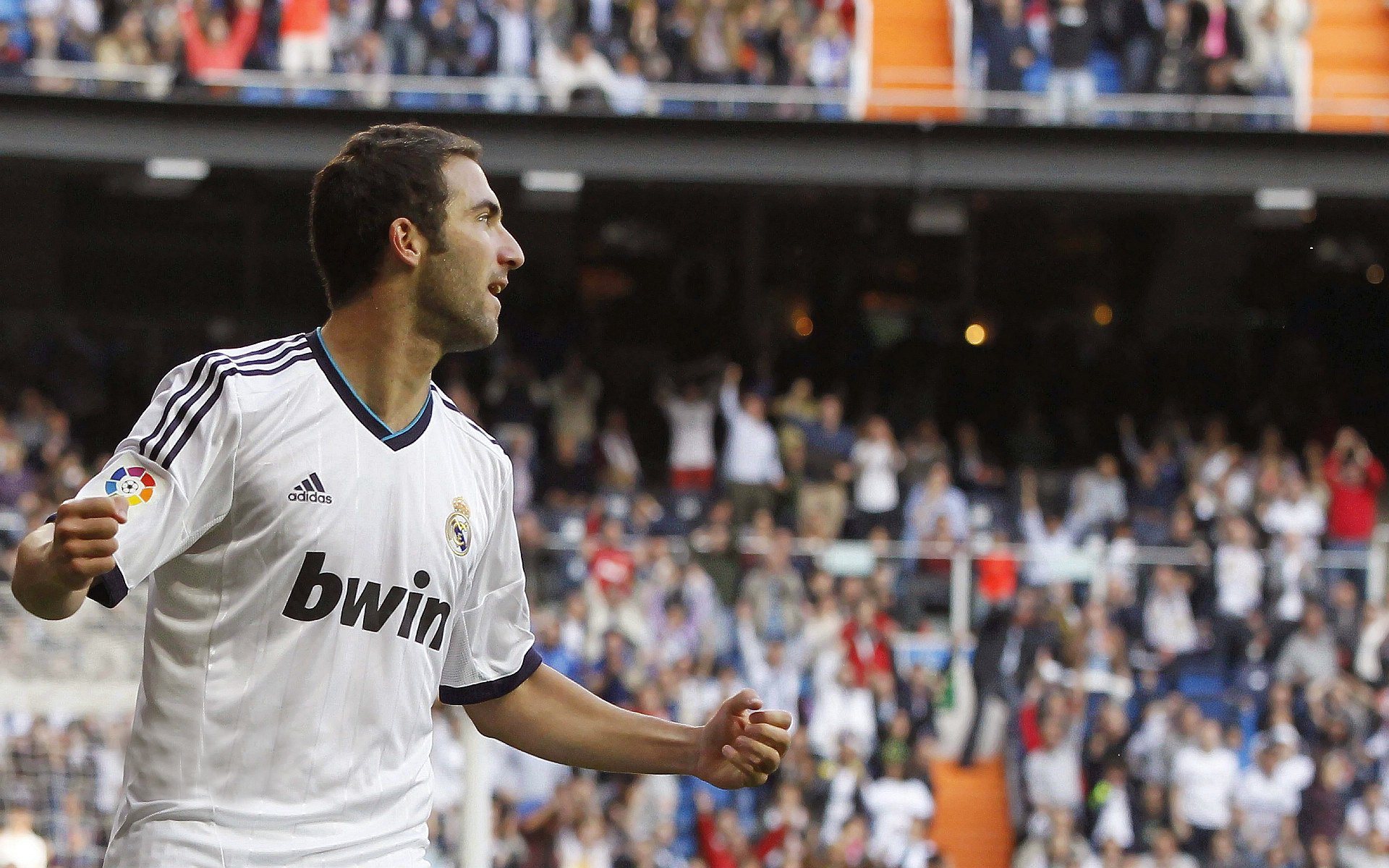 比赛的结果引发了球迷们的热议与讨论，比赛的结果令人兴奋英语